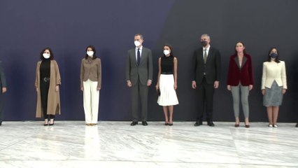 La reina Letizia apuesta por un conjunto 'black and white'