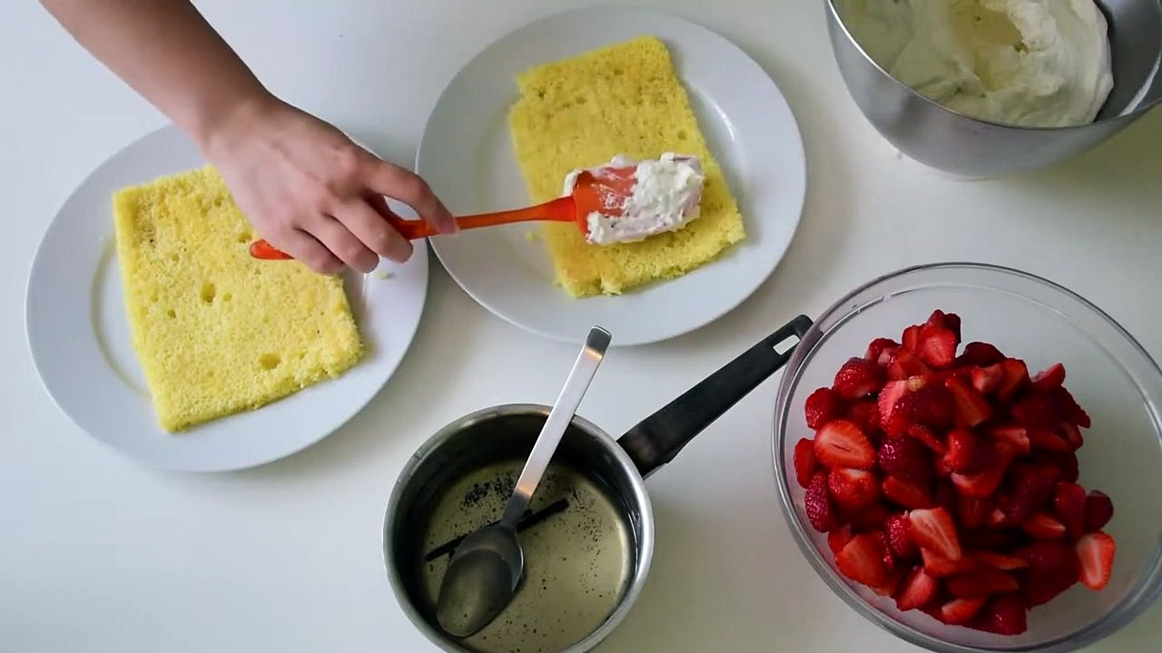 Recette Du Fraisier : Assemblage De Chantilly, Génoise, Sirop À La Vanille Vanille Et Fraises