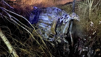 Cansız bedeni yanmış aracın içinde bulunan şahsın bagajından yüzlerce uyuşturucu hap çıktı