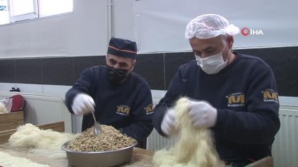 Ramazan ayının vazgeçilmezlerinden olan kadayıf dolması, iftar sofraları için hazır