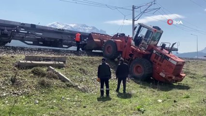 Tren kazası bölgesinde enkaz kaldırma ve onarım çalışmaları başladı
