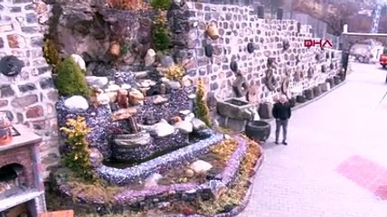 Topladığı eski taşlarla evinin bahçesini müzeye çevirdi