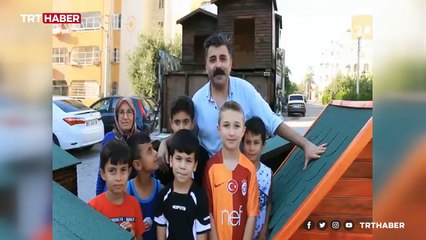 Tiyatro sanatçısı kazandığı parayla hayvanları besliyor