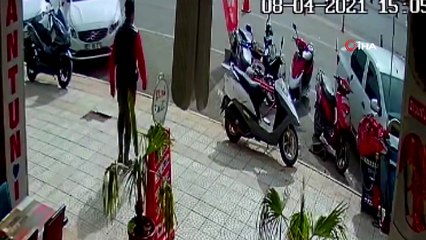 Gaz kolu takılı kalan motor otomobile böyle çarptı