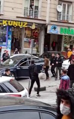 Husumetli gruplar ortalığı savaş alanına çevirdi: Sopalar, parke taşları havada uçuştu