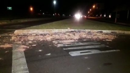 Durante conversão, caminhão derruba parte da carga de tijolos no Trevo Guarujá