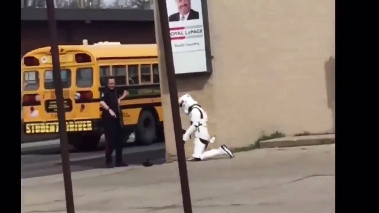 Un stormtrooper se fait arrêter par la police