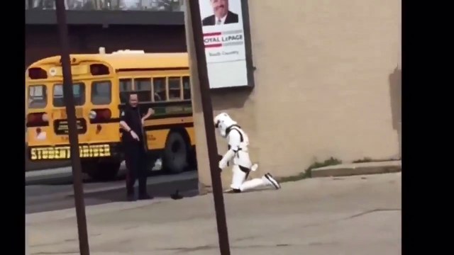Un stormtrooper se fait arrêter par la police