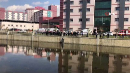 Atladığı sudan çıkartılmak için dakikalarca ikna edilmeye çalışıldı