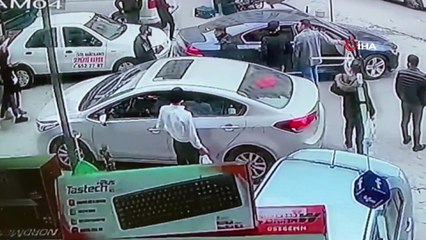 Husumetli gruplar ortalığı savaş alanına çevirdi: Sopalar, parke taşları havada uçuştu