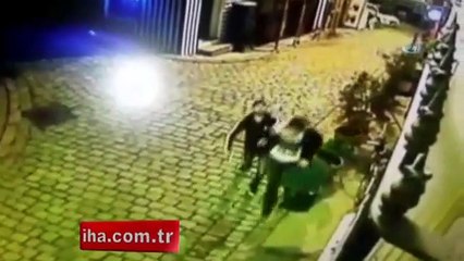 Hırsızı silah çekip suçüstü yakaladı ardından polise teslim etti