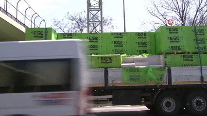 Gaz beton döküldü, yol tek şeride düştü