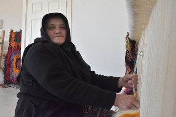 ÇEYİZİNDEN KALMA 'TÜLÜCE' KİLİMİNİ SATIP, HACCA GİTMEK İSTİYOR