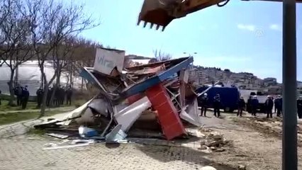 Büyükçekmece sahilindeki 7 işletme, kaçak olduğu gerekçesiyle belediye ekiplerince yıkıldı