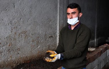 ÜZÜM BAĞI İÇİN ÜRETTİĞİ SOLUCAN GÜBRESİNDE TALEPLERE YETİŞEMİYOR