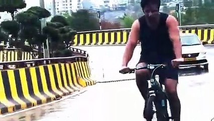 వైరల్ వీడియో: సైకిల్‌ తొక్కుకుంటూ షూటింగ్‌కు వెళ్లిన సోనూసూద్