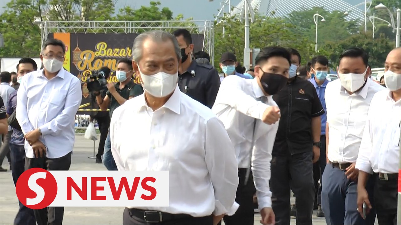 PM visits Ramadan bazaar in Putrajaya