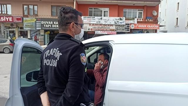 Cep telefonu ile konuşan sürücü uyarıdan sonra telefonunu kapattı