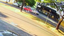 Vídeo: Motorista tomba carro após colidir em veículos estacionados, em Maringá