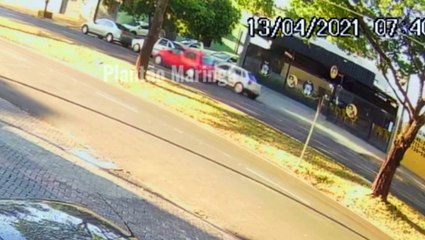 下载视频: Vídeo: Motorista tomba carro após colidir em veículos estacionados, em Maringá