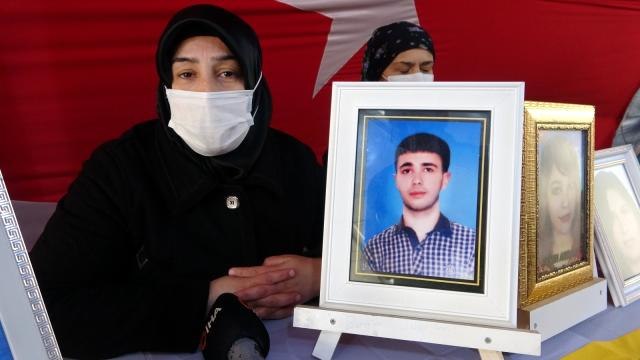 Evlat nöbetindeki annenin feryadı yürek dağladı... Öldü diyorlar, yanılt oğlum geri gel