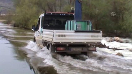 BALIKESİR - Evlerine kısa yoldan gitmek isteyen vatandaşlar, araçlarıyla su altında kalan köprüden geçiyor