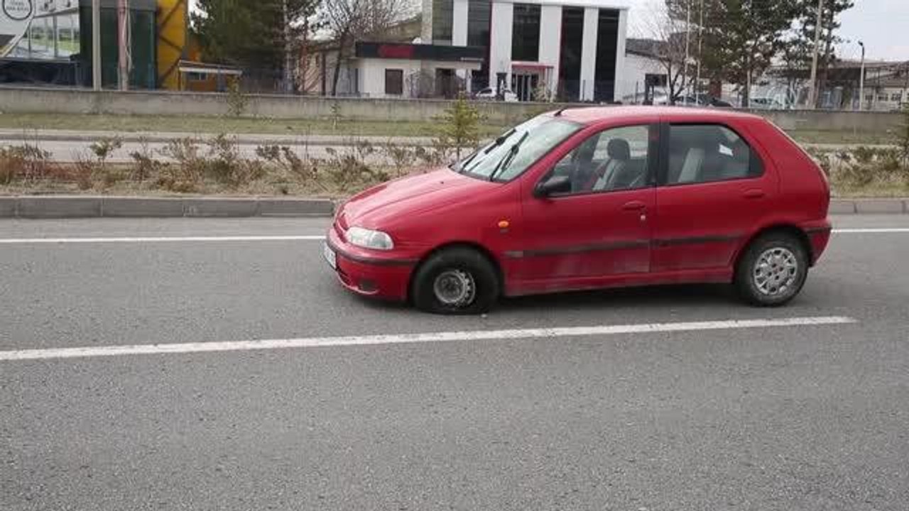 Sürücüsünün direksiyon hakimiyetini kaybettiği otomobil ters şeride geçti: 1 yaralı