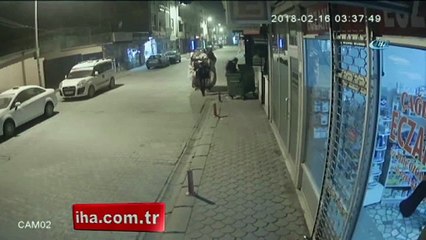 Karton toplama numarasıyla rögar kapağını çaldılar