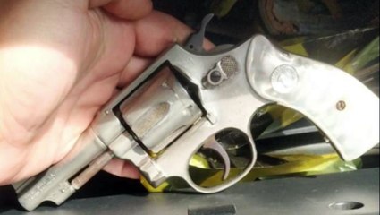 Arma apreendida em ocorrência no Riviera é levada para a delegacia