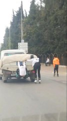 Kamyonetin arkasında tutunan patenli gençler ölüme davetiye çıkardı