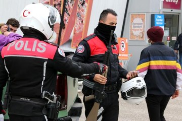 Oyuncak silahla film çekmek isteyen gençler polisleri peşine taktı