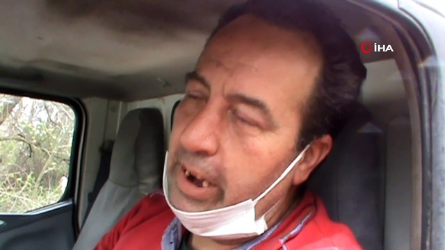 Su altında kalan köprüden tehlikeli geçiş