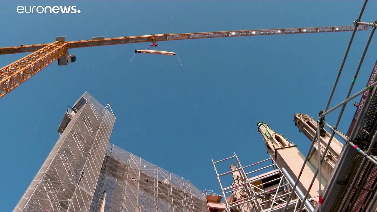 Wahre Akrobaten: Handwerker wirken auf der Baustelle von Notre-Dame