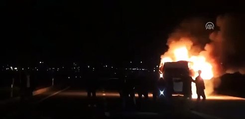 Koyun sürüsüne çarpan servis minibüsünü ateşe verdiler