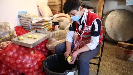 Скачать видео: Çubuk'ta ihtiyaç sahibi ailelere iftar yemeği