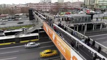 İstanbul’da metrobüs duraklarında dikkat çeken yoğunluk