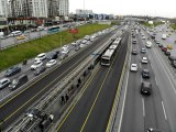 İstanbul'da metrobüs duraklarında dikkat çeken yoğunluk