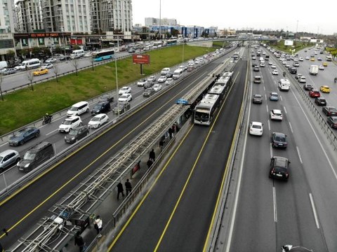 İstanbul'da metrobüs duraklarında dikkat çeken yoğunluk