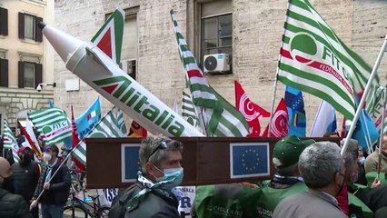 Airline workers protest against possible Alitalia layoffs