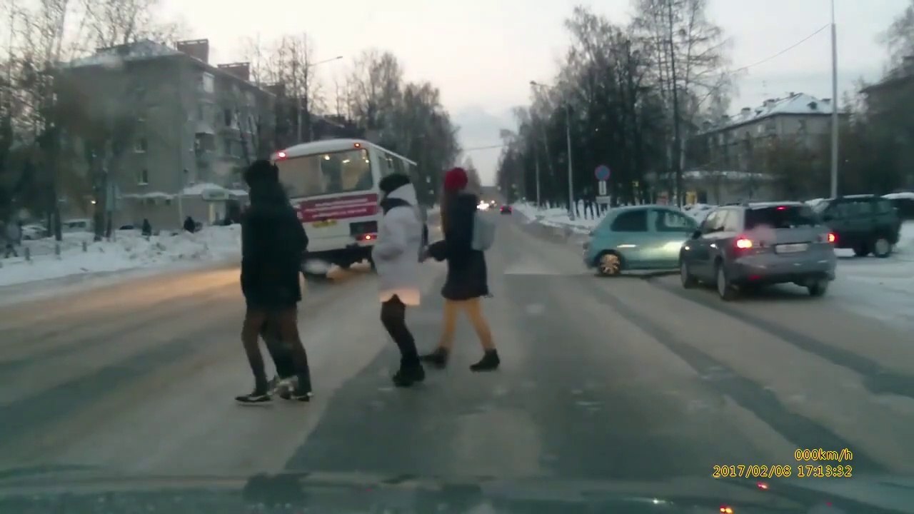 Elle va avoir beaucoup de chance en traversant la route...