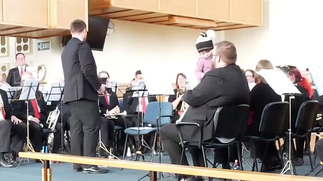 Cet enfant demande un calin à son papa musicien en plein concert