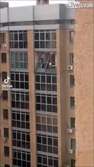 Le conducteur en bas de l'immeuble a eu beaucoup de chance