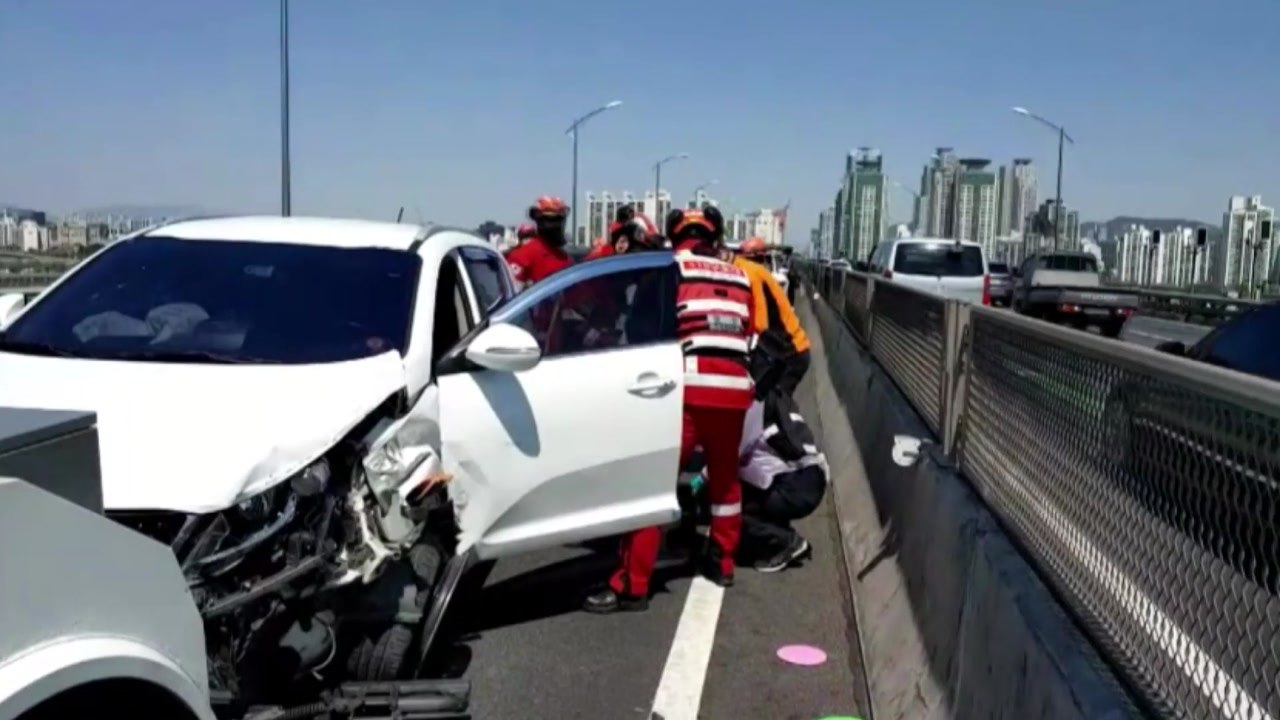 청담대교에서 차량 5대 잇따라 부딪혀...1명 부상 / YTN