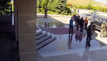 Zekai Aksakallı'nın Ömer Halisdemir'i alnından öptüğü anlar