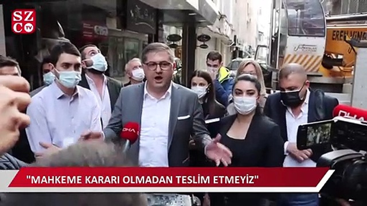 CHP il binasına vinçli operasyonu alkışlarla protesto ettiler