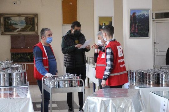 TÜRK KIZILAY'I VE GÖNÜLLÜ ÖĞRETMENLER, İHTİYAÇ SAHİPLERİNE İFTAR YEMEĞİ DAĞITIYOR
