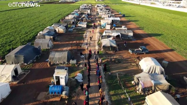 شاهد: متطوعون يوزعون وجبات الإفطار على النازحين السوريين في مخيمات إدلب