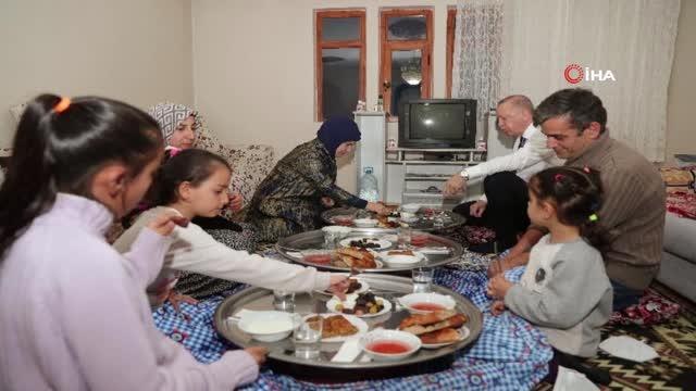 Son dakika haberleri: Cumhurbaşkanı Erdoğan ve eşi Emine Erdoğan, iftarda bir vatandaşın evine konuk oldu