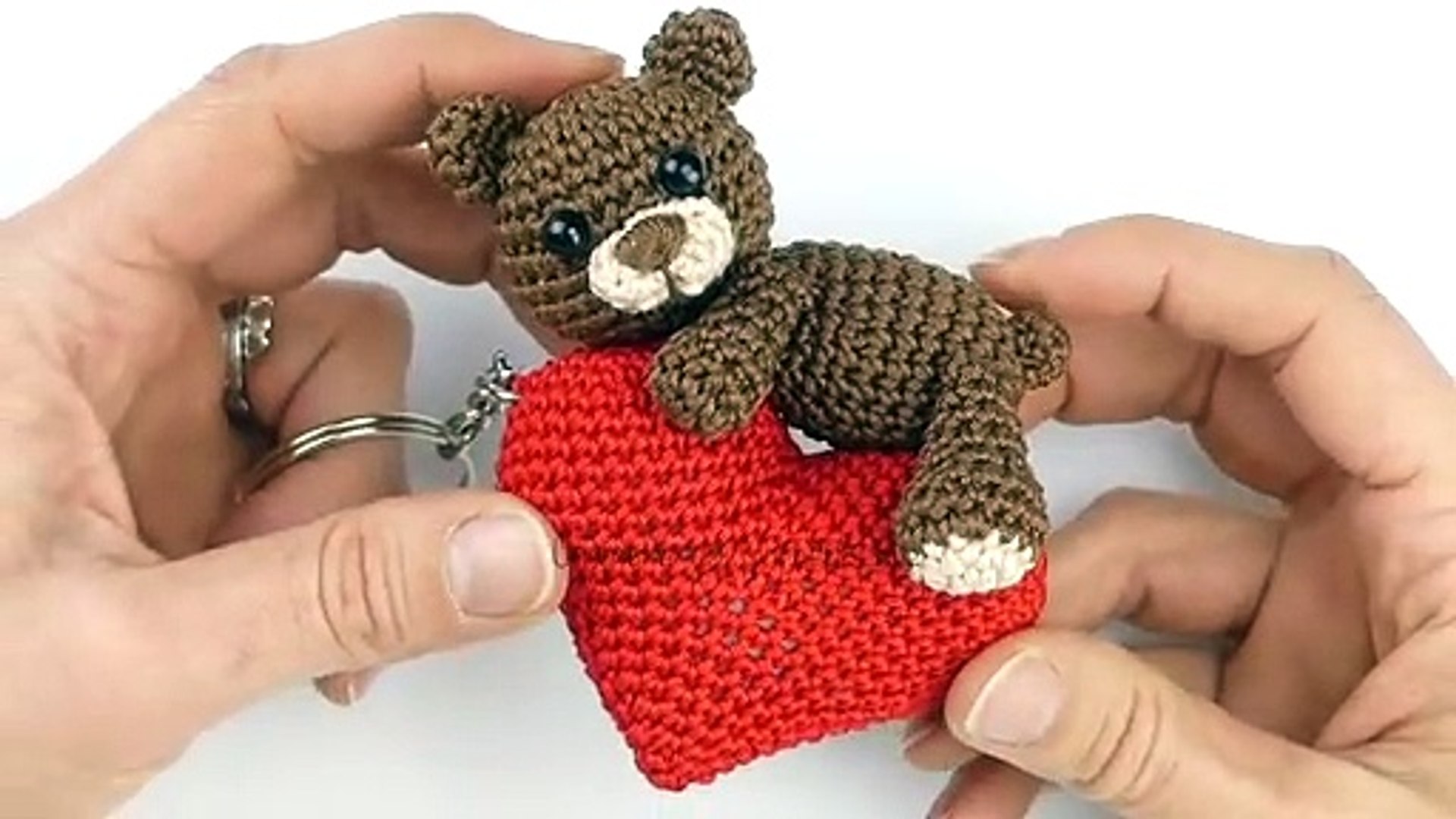 How To Make An Amigurumi Bear (Subtitles In English And Spanish)
