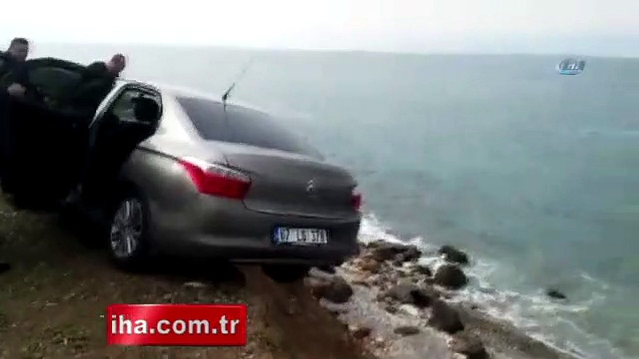 Otomobil uçurumun kenarında asılı kaldı, elleriyle tuttular!